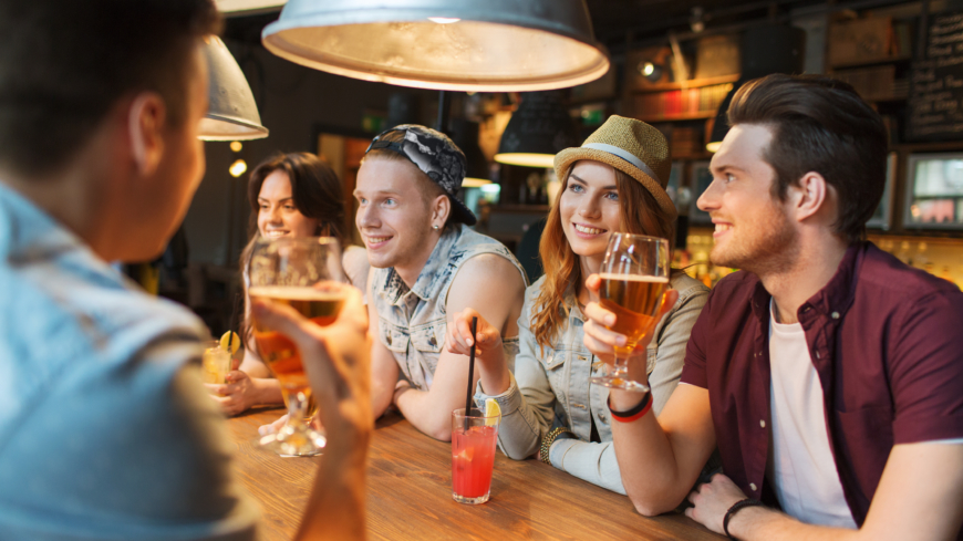 Ungefär hälften av de tillfrågade upplever att det finns en förväntan bland arbetskollegorna att det ska drickas alkohol på olika tillställningar. Foto: Shutterstock